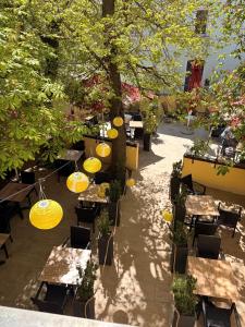 an overhead view of a restaurant with tables and chairs at Posthotel Arnold in Gunzenhausen