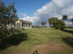 ウッジャーノ・ラ・キエーザにあるVivi la terra dei Messapiの草原の中の建物
