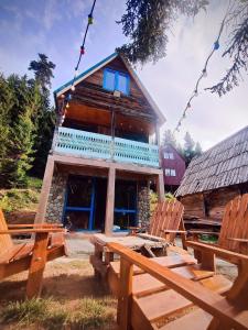 a log cabin with a picnic table and two chairs at Getaway in Chʼkhakoura