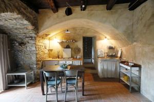 a kitchen with a table and chairs in a room at Casa Fernanda in Albiano