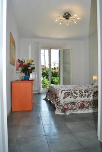 Un dormitorio con una cama y una mesa con flores. en Residence Maestrale, en Caorle