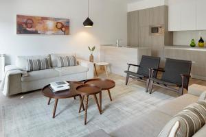 sala de estar con sofá y mesa en Oteiza by FeelFree Rentals, en San Sebastián