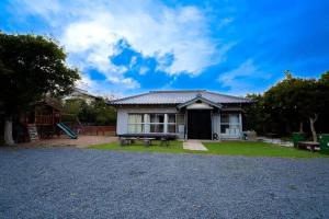 a house with a picnic table in front of it at Kujukuri SHICHIFUKU in Hasunuma