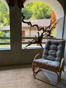 ein Stuhl steht in einem Zimmer mit Fenster in der Unterkunft CaDMARTA in Vico Canavese