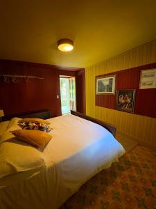 ein Schlafzimmer mit einem großen weißen Bett in einem Zimmer in der Unterkunft CaDMARTA in Vico Canavese