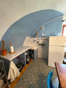 eine Küche mit Arbeitsplatte und Spüle in einem Zimmer in der Unterkunft CaDMARTA in Vico Canavese + 83 Fotos