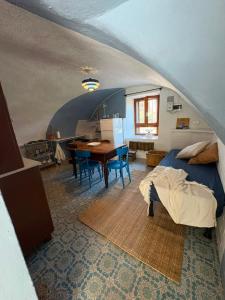 ein Schlafzimmer mit einem Bett und einem Tisch in einem Zimmer in der Unterkunft CaDMARTA in Vico Canavese
