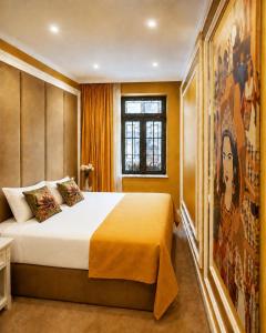 ein Schlafzimmer mit einem großen Bett in einem Zimmer in der Unterkunft Seven Beautiess Hotel in Baku + 28 Fotos