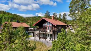 an aerial view of a house in the woods at Alpstigen 6A - 10 bäddars fjällstuga mitt i Järvsöbacken in Järvsö
