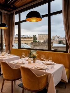 ein Tisch in einem Restaurant mit Blick auf die Stadt in der Unterkunft Seven Beautiess Hotel in Baku