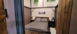 a small bedroom with a bed in a room at Le résinier in Mimizan