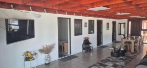ein Wohnzimmer mit weißen Wänden und Holzdecken in der Unterkunft Casa Legrand in Baziaş