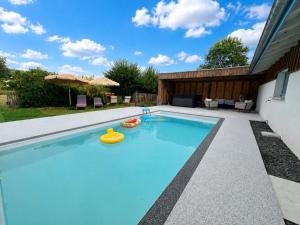 a swimming pool in the backyard of a house at Quilleret in Haut-Mauco