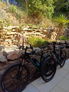 two bikes parked next to a stone wall at La Parenthèse Provençale in Cabasse