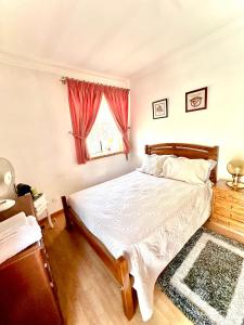 a bedroom with a large bed and a window at Quarto em Bragança in Bragança +3 photos