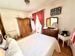a bedroom with a bed and a dresser and a mirror at Quarto em Bragança in Bragança