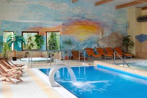 basen z obrazem na ścianie w obiekcie JANTAR-SPA Kompleks Wypoczynkowo-Rehabilitacyjny w mieście Niechorze