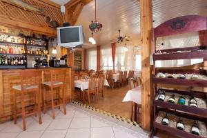 restauracja z barem i telewizorem na ścianie w obiekcie JANTAR-SPA Kompleks Wypoczynkowo-Rehabilitacyjny w mieście Niechorze