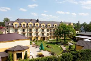 widok na hotel z dziedzińcem w obiekcie JANTAR-SPA Kompleks Wypoczynkowo-Rehabilitacyjny w mieście Niechorze