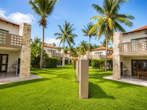 a view of the courtyard of a resort with palm trees at Giney's View 8 Unit in Vilanculos