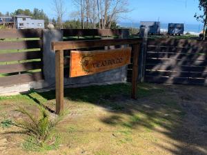 a sign on a fence with a we do yard at Viejo Boldo hotel y cabañas in Curepto