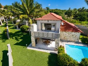 an aerial view of a house with a swimming pool at Giney's View 8 Unit in Vilanculos