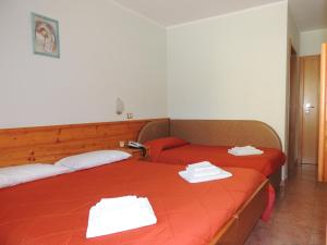 パッソ・デル・トナーレにあるAlbergo Edenのベッド2台が隣同士に設置された部屋です。