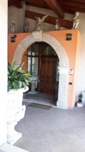 - une entrée pour un bâtiment avec une porte en bois dans l'établissement Albergo Armida, à Castenedolo