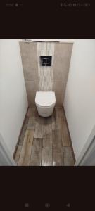 a small bathroom with a toilet in the corner at Le Cocon de Mollien avec Cour in Calais