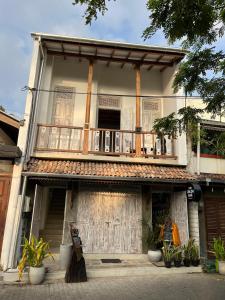 an old house with a balcony on top of it at Ayubowan Home in Galle +8 photos