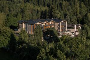 Luftaufnahme eines Herrenhauses in den Bergen in der Unterkunft Hotel WH - Wiesnerhof in Sterzing