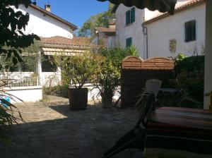 un patio de una casa con un edificio y una valla en Mirailh, en Amou