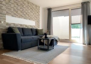 a living room with a blue couch and a table at Ferienwohnung SorpeNest in Sundern