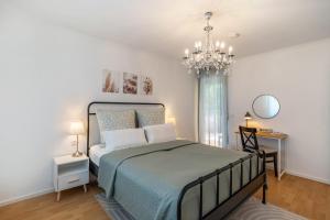 a bedroom with a bed and a chandelier at Zwischen Schwarzwald und Rhein in Sinzheim