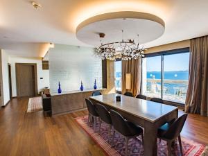 a dining room with a table and chairs at Mövenpick Hotel du Lac Tunis in Tunis