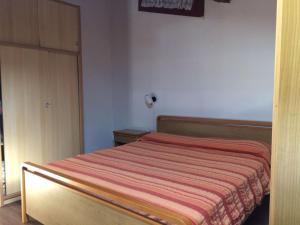 ポルトフェッラーイオにあるIl Mulino Di S. Giovanniのベッドルーム1室(ストライプ毛布付きのベッド1台付)