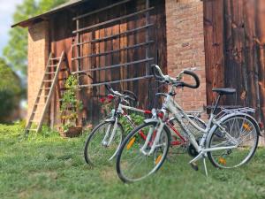 two bikes parked next to a brick building at Pacsirta Porta in Nemesnép