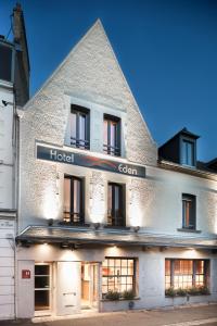 a building with the hotel clan on the front at Hotel Eden in Saint Malo