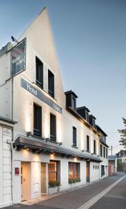 a hotel on the side of a street at Hotel Eden in Saint Malo