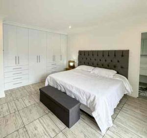 a bedroom with a large bed with a large headboard at Vida Tranquila Guest House in Welgelegen