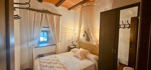 a bedroom with a bed with white sheets and a window at Casa Turística Los Girasoles 