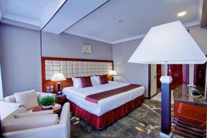 سرير أو أسرّة في غرفة في فندق لولو