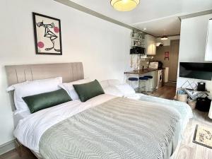 a bedroom with a large bed in a room at Courtyard Oasis in London +38 photos