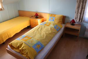 Postel nebo postele na pokoji v ubytování Hotel Restaurant Koi-Gartenteich