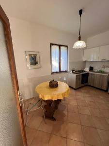 a kitchen with a table in the middle of a room at Casa Anima Allegra in Triban