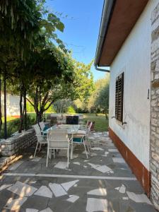 a patio with a table and chairs next to a building at Casa Anima Allegra in Triban