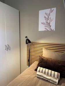 a bedroom with a bed with a wooden headboard at 4-Bedroom Accommodation Near NTNU & Raufoss Business Area in Gjøvik