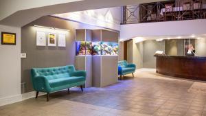 poczekalnia z niebieskimi krzesłami i barem w obiekcie Hotel Great Polonia Kraków Airport - Ex Hotel Witek w mieście Modlniczka