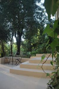 a set of stairs with a table and benches at A Lómbre in Ḩarīq al Kufūr