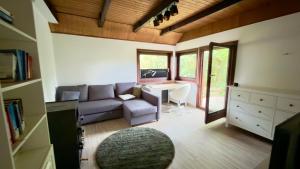 a living room with a couch and a table at Kleine Auszeit Buchholz in Buchholz in der Nordheide